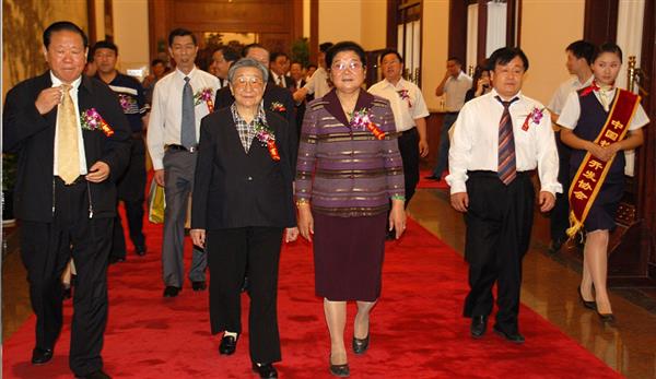 全國政協副主席錢正英（左一）、十五屆中央委員顧秀蓮（左三）、國務院扶貧主任，政協常委胡富國（左一）、北方汽車專修學校曹振峰董事長（右一）在人民大會堂共同出席北方學校七千萬扶貧工程