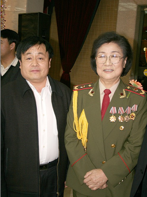 全國一級演員，政協委員馬玉濤（右一）與曹振峰同志合影